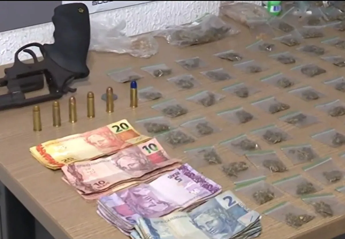 Homem é preso com arma e drogas, no bairro do Bessa, em João Pessoa