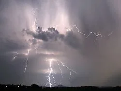 Teure Gewitter : Diese Versicherungen bieten den besten Schutz vor Blitz- und Überspannungsschäden