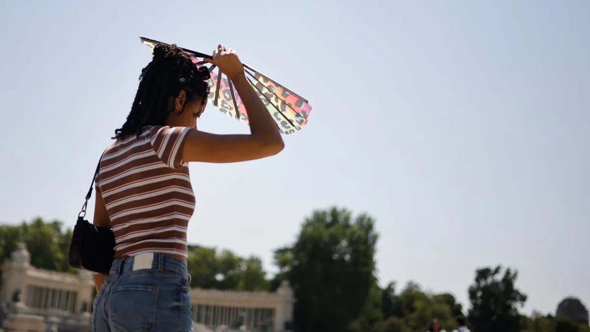 Manual de una guía turística para sobrevivir al calor en Madrid: “Hay veces que es muy sacrificado, pero el trabajo te aclimata”