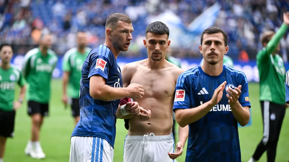 Aufstiegsheld droht die Bank - Dieser Schalker muss um seinen Platz kämpfen