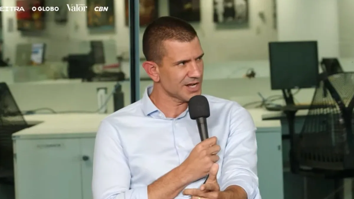 TRE-RJ concede direito de resposta a Douglas Ruas e determina retirada de propaganda de Paes