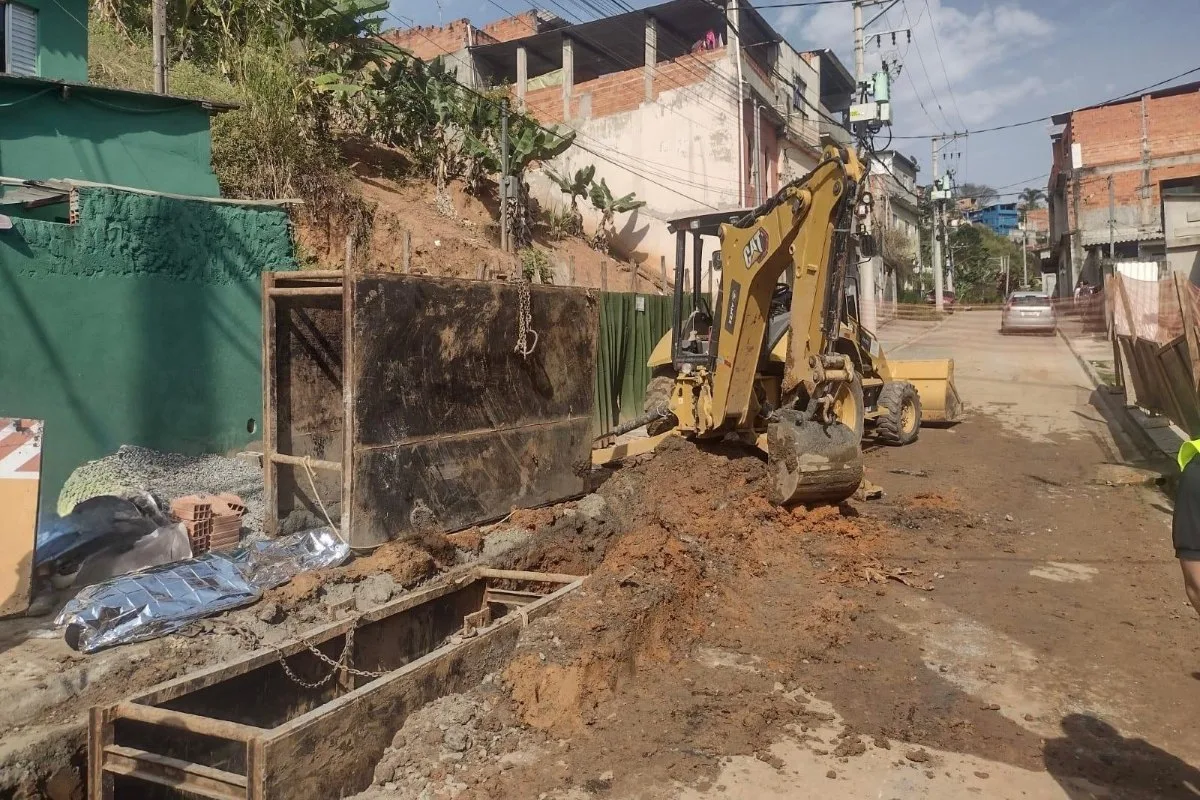 Operário morre prensado por retroescavadeira em obra da Sabesp na Grande SP