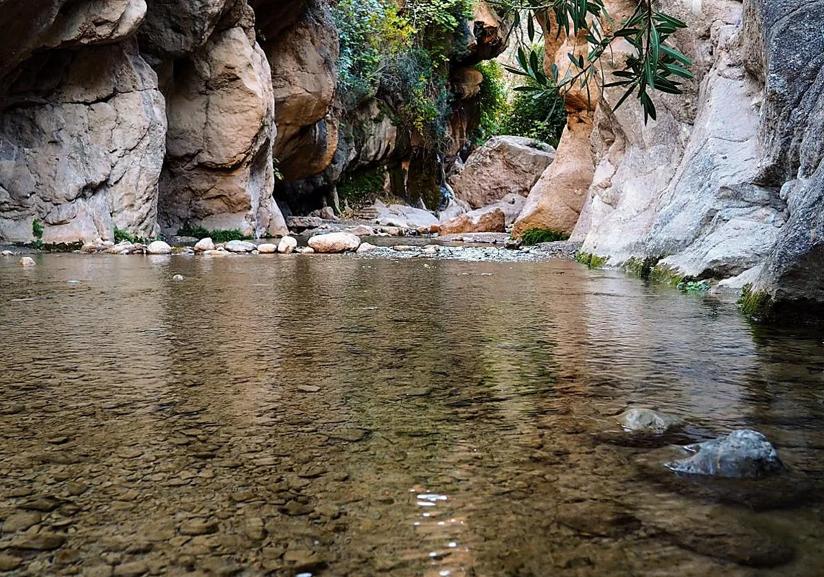 El desfiladero de Almería donde un río se abre paso entre dos sierras: un pasillo natural de agua y paredes de roca