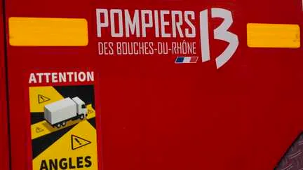 Un avion de l'armée de l'air tombe sur une route à Salon-de-Provence, deux militaires légèrement blessés