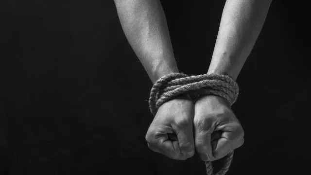 Mandou "equipa" raptar e exerceu "extrema violência". PJ deteve grupo