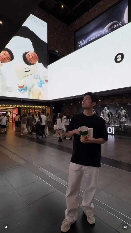 장기하, 영화관 한복판서 ♥윤가이 기다리나..공개 열애 후 첫 근황