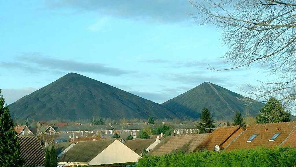 En 1986, unos mineros dejaron dos pirámides de basura de 150 metros en el norte de Francia. 40 años después, el paisaje era irreconocible