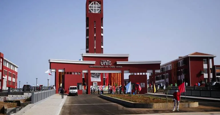 Cabo Verde. Universidade pública com propinas gratuitas