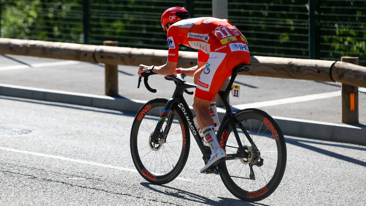 La Vuelta se acaba para Tadej Pogacar: se cae en la octava etapa y lo trasladan en ambulancia
