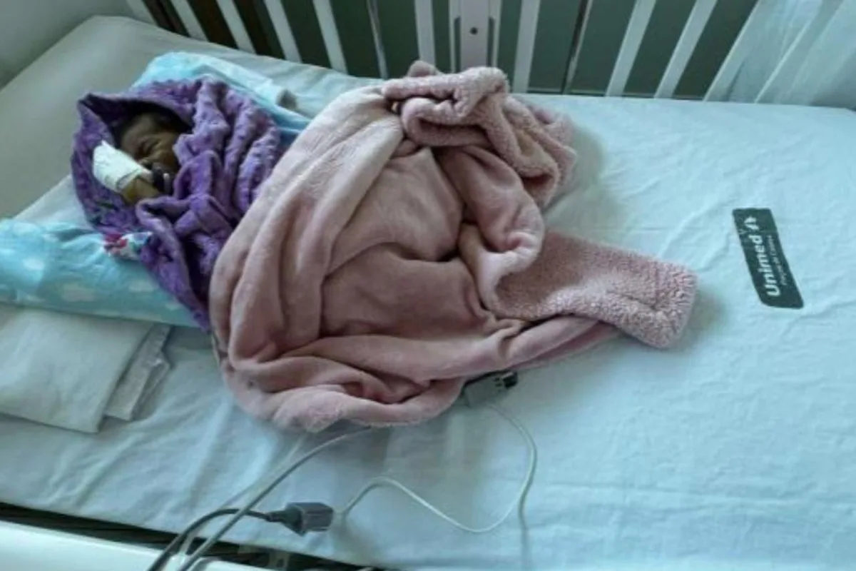 Bebê de 1 ano morre após disputa com plano de saúde por tratamento