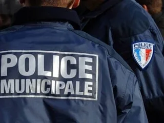 Blocus lycéen : filmé en train de foncer en voiture sur des jeunes, un chef de la police municipale suspendu