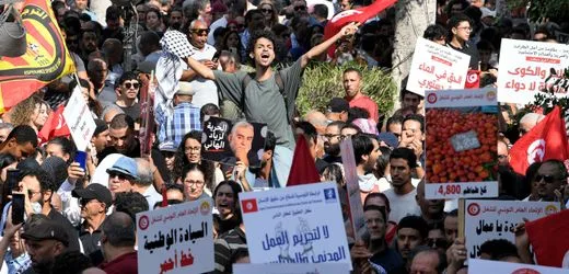 Tunesien: Kais Saied in der Kritik, Tausende protestieren gegen den Autokraten