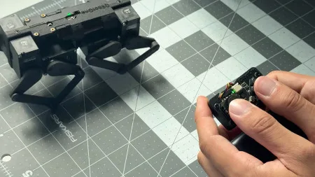 Q8botOne: Mini-Roboterhund kommt ohne ein einziges Kabel aus