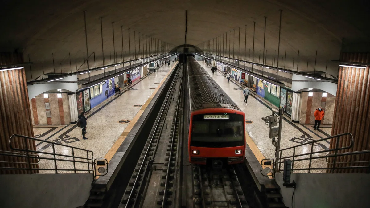 Metro de Lisboa cria linha telefónica para dar apoio com elevadores avariados