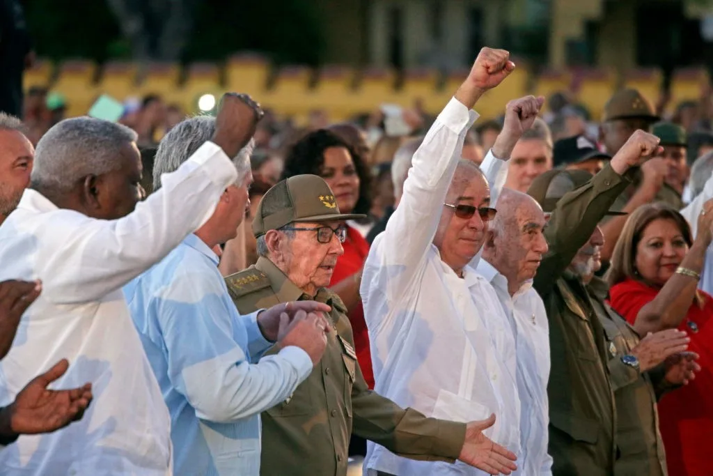 Indiciado por homicídio nos EUA, Raúl Castro reaparece em público pela 1ª vez em meses