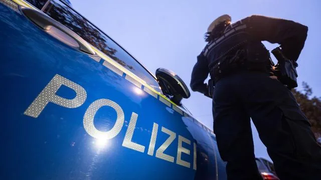 Aggressiv im Verkehr: Unbekannter attackiert Fußgänger nach Fahrmanöver in Ansbach