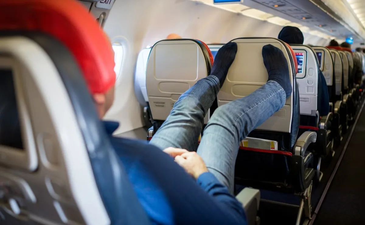 Você faz isso no avião? Pesquisa aponta comportamentos que mais irritam passageiros