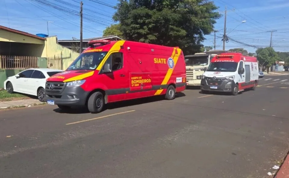 Homem fica ferido ao ser atropelado pelo próprio carro e é socorrido por bombeiros