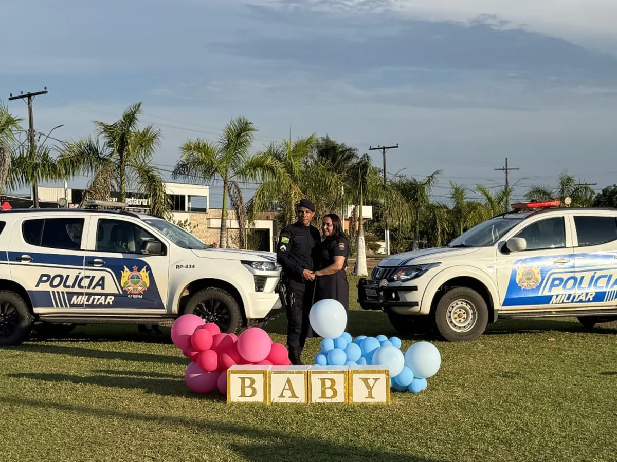 De farda, casal de PMs transforma viaturas em cenário para chá revelação da 1ª filha no Acre: 'Momento único'