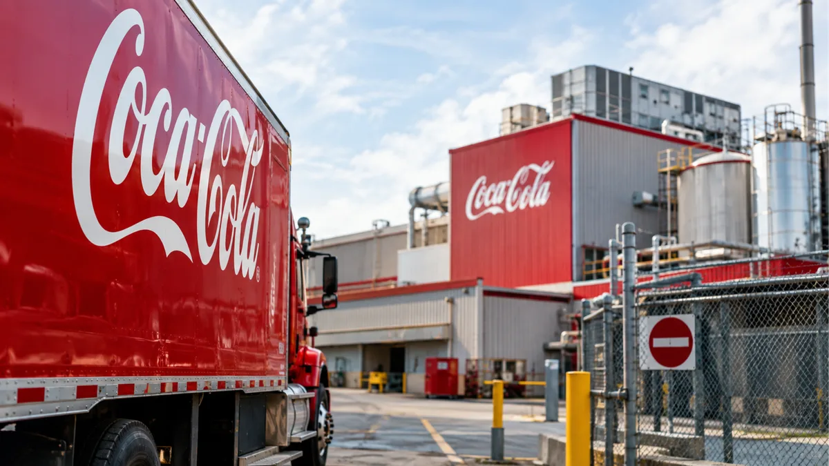 Coca-Cola fecha duas fábricas, afeta mais de 900 trabalhadores e muda produção de bebidas