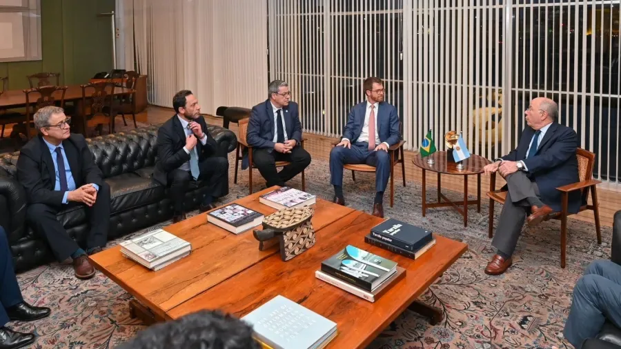 Mauro Vieira recebe parlamentares da oposição argentina em meio à crise com Milei