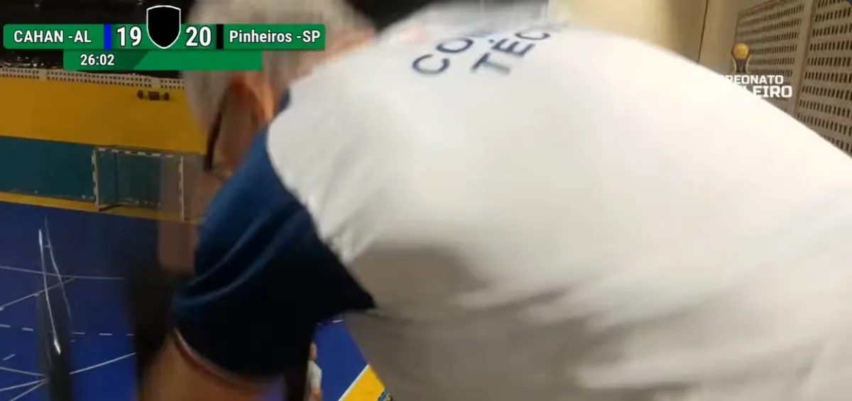 VÍDEO: diretor de clube joga cadeira contra público em Maceió, após jogo do Campeonato Infantil de Handebol