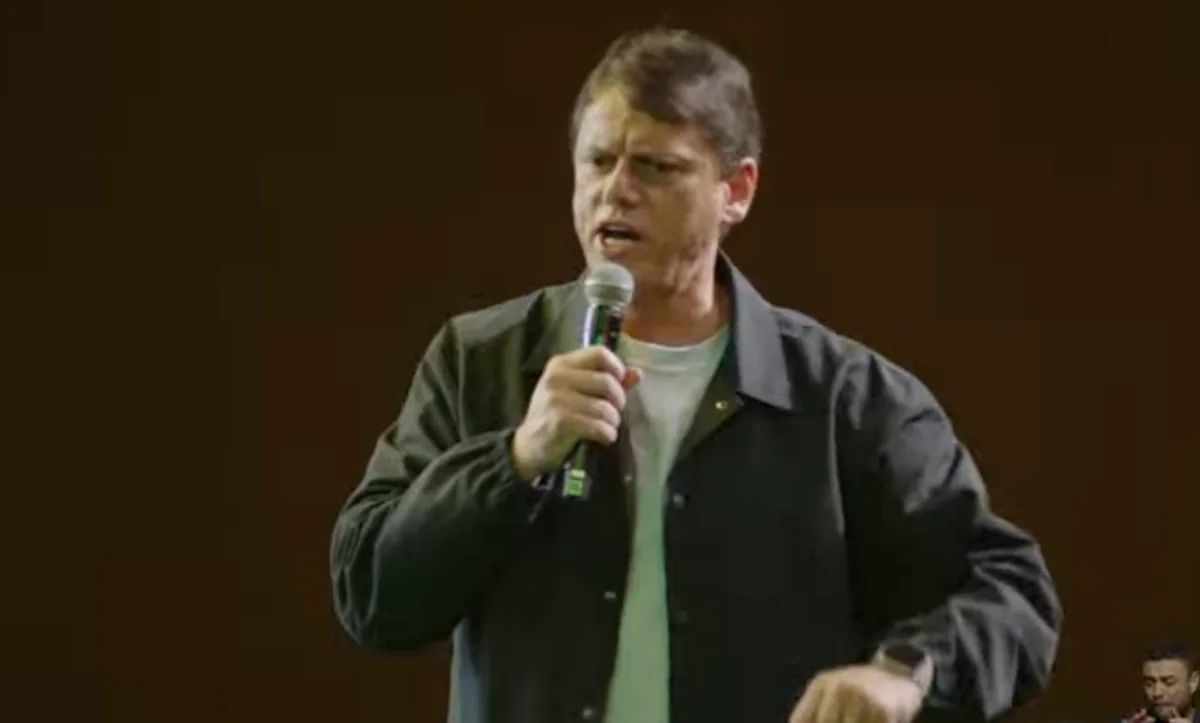 Tarcísio inicia campanha com discurso voltado às mulheres