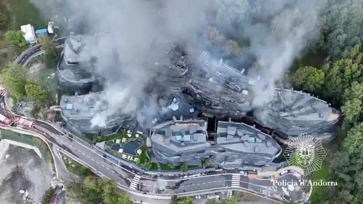 Un incendio destruye una urbanización de Ordino en Andorra