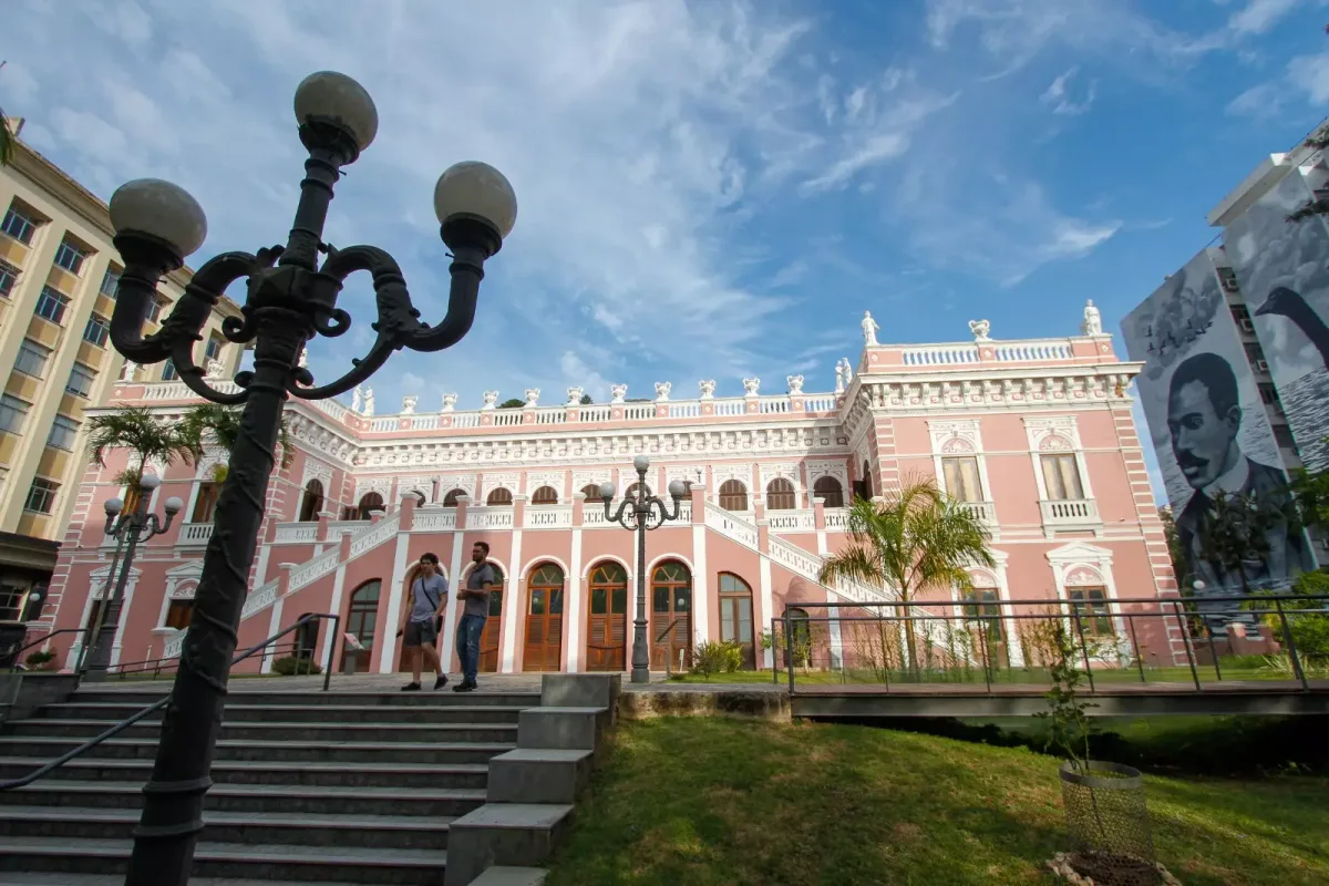 Famoso ‘casarão rosa’ no Centro de Florianópolis guarda restos mortais de poeta catarinense; confira história e interior do palácio