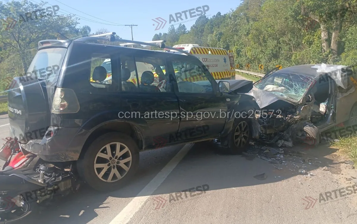 Acidente entre carros e moto causa interdição na rodovia SP-79 em Piedade