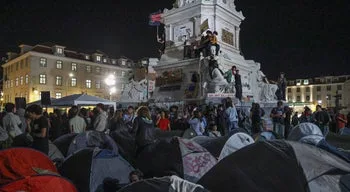 Manifestantes pelo direito à habitação mantêm acampamentos em Lisboa e Porto
