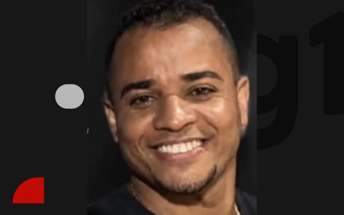 Filho de cantor do Olodum morre após bater moto em rolo compactador na BR-324, em Salvador