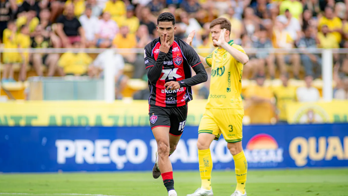 Renê discute com jogadores do Vitória após empate com o Mirassol