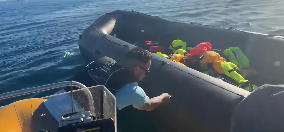 Un ultra británico acuchilla un bote inflable de inmigrantes con una persona a bordo