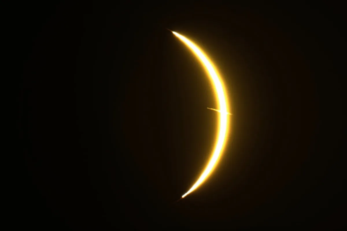 La NASA explica el misterio de la imagen del meteoro que atravesó el Sol en medio del eclipse y desapareció
