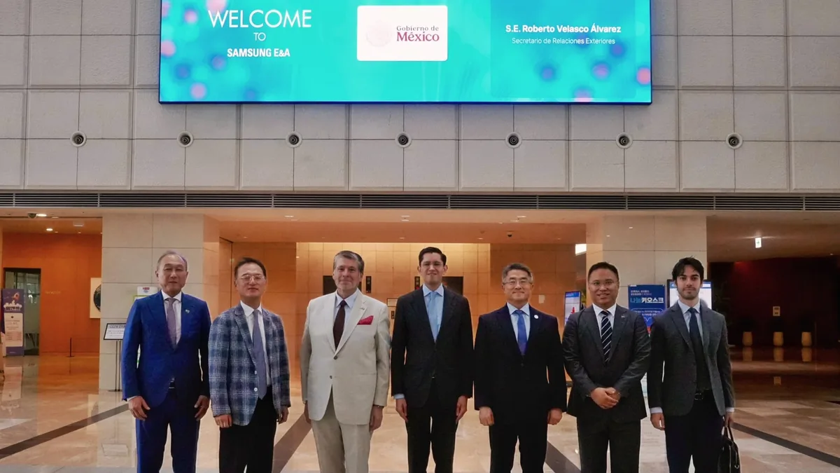Roberto Velasco se reúne con CEO de Samsung durante su visita a Corea del Sur: abordan temas sobre energía