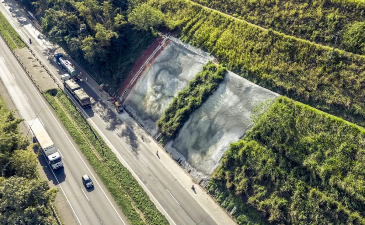 BR-277 ganha reforço contra deslizamentos após quedas de barreira no Litoral do Paraná
