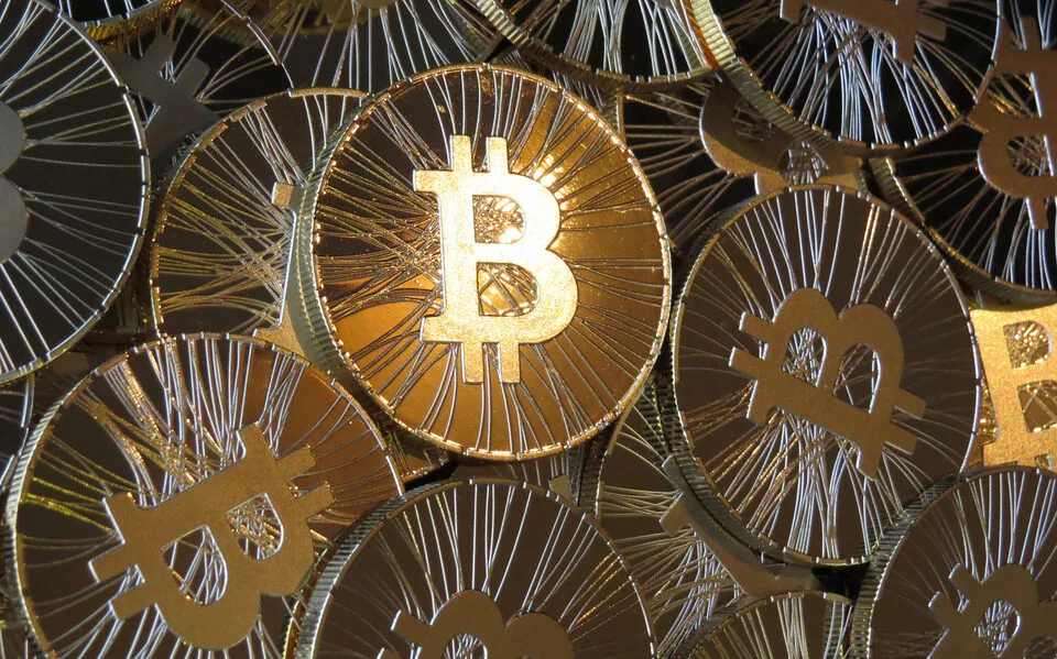 Preços do ouro e bitcoin disparam com venda de dólares e dívida recorde dos EUA