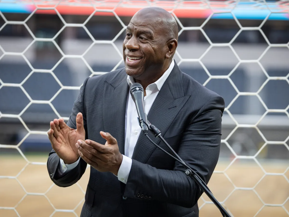 Magic Johnson says why he once ditched his millionaire teammates to talk to a 'super super billionaire'