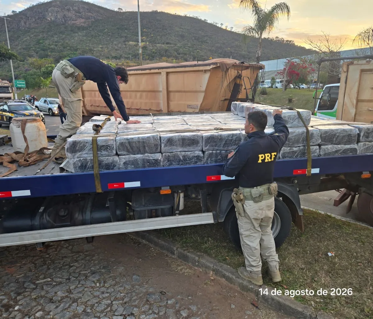 PRF apreende quase 2 toneladas de maconha escondidas em carga de minério na BR-262