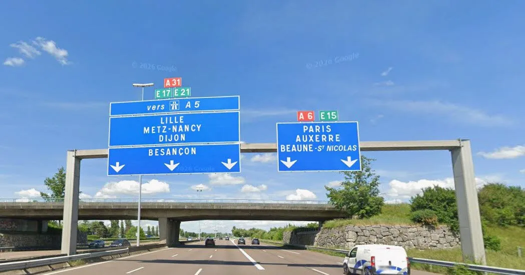 Côte-d'Or. Il sort de sa voiture, marche 400m sur l'A6 pour voir les panneaux et survit à un invraisemblable accident