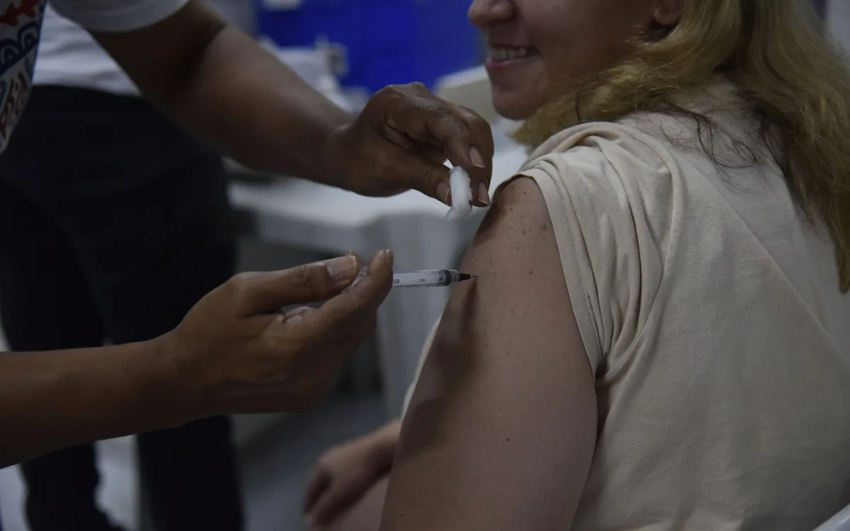 Dia D de Vacinação: Adultos também devem atualizar caderneta