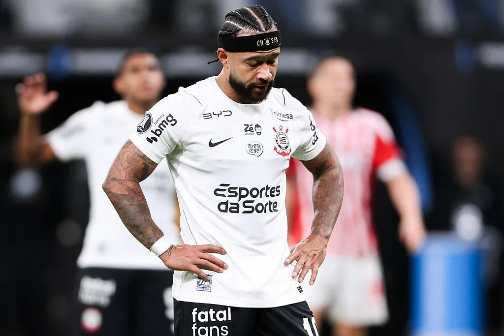‘É hora de abraçar, de entender’, diz diretor executivo do Corinthians sobre pênalti perdido de Memphis Depay