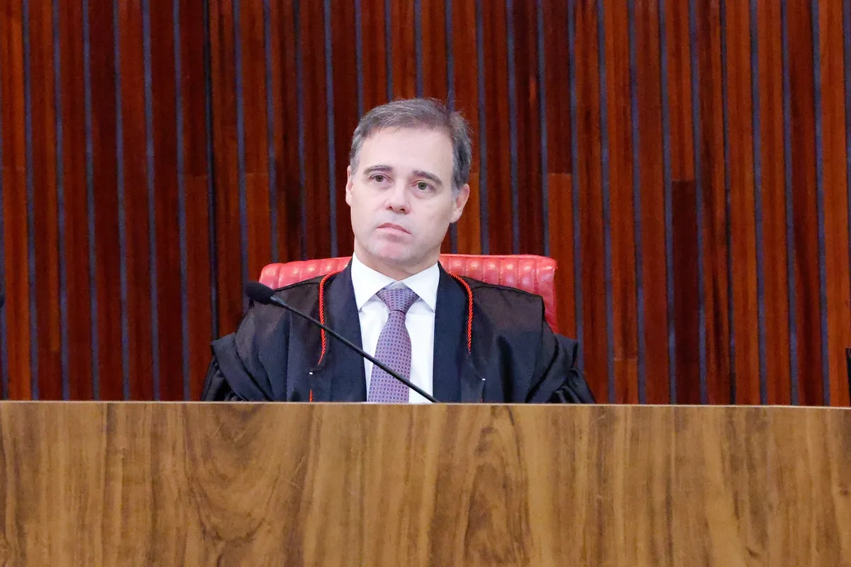 Com placar de 4 a 3 por Lula, Mendonça interrompe votação no TSE