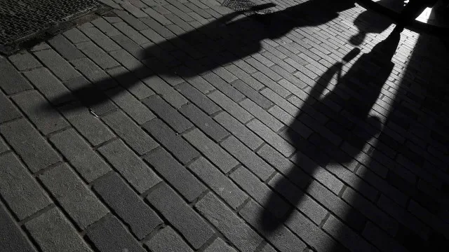 Tio e sobrinho pontapeados na cabeça por recusarem cigarro a agressores