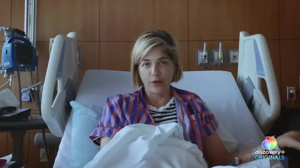 CHOQUE! Selma Blair é presa após supostamente agredir comissários e tentar abrir porta de avião durante voo