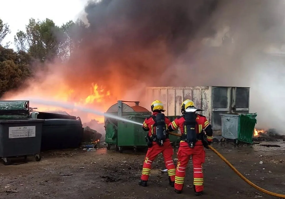 Controlado un incendio junto al vertedero de Cuenca que afecta a dos camiones