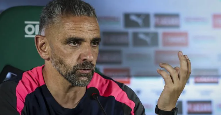 Borges "feliz" com plantel e nada "preocupado com o vizinho