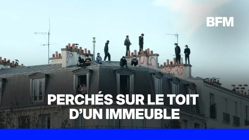 Mobilisation lycéenne: des jeunes aperçus sur le toit d’un immeuble place de la Bastille