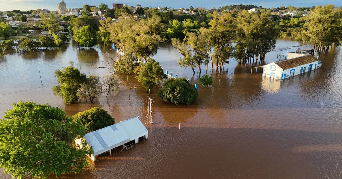 Inundaciones en el Litoral: una leve baja del agua permitió habilitar otro circuito de las Cataratas, pero tres ciudades siguen aisladas en Misiones